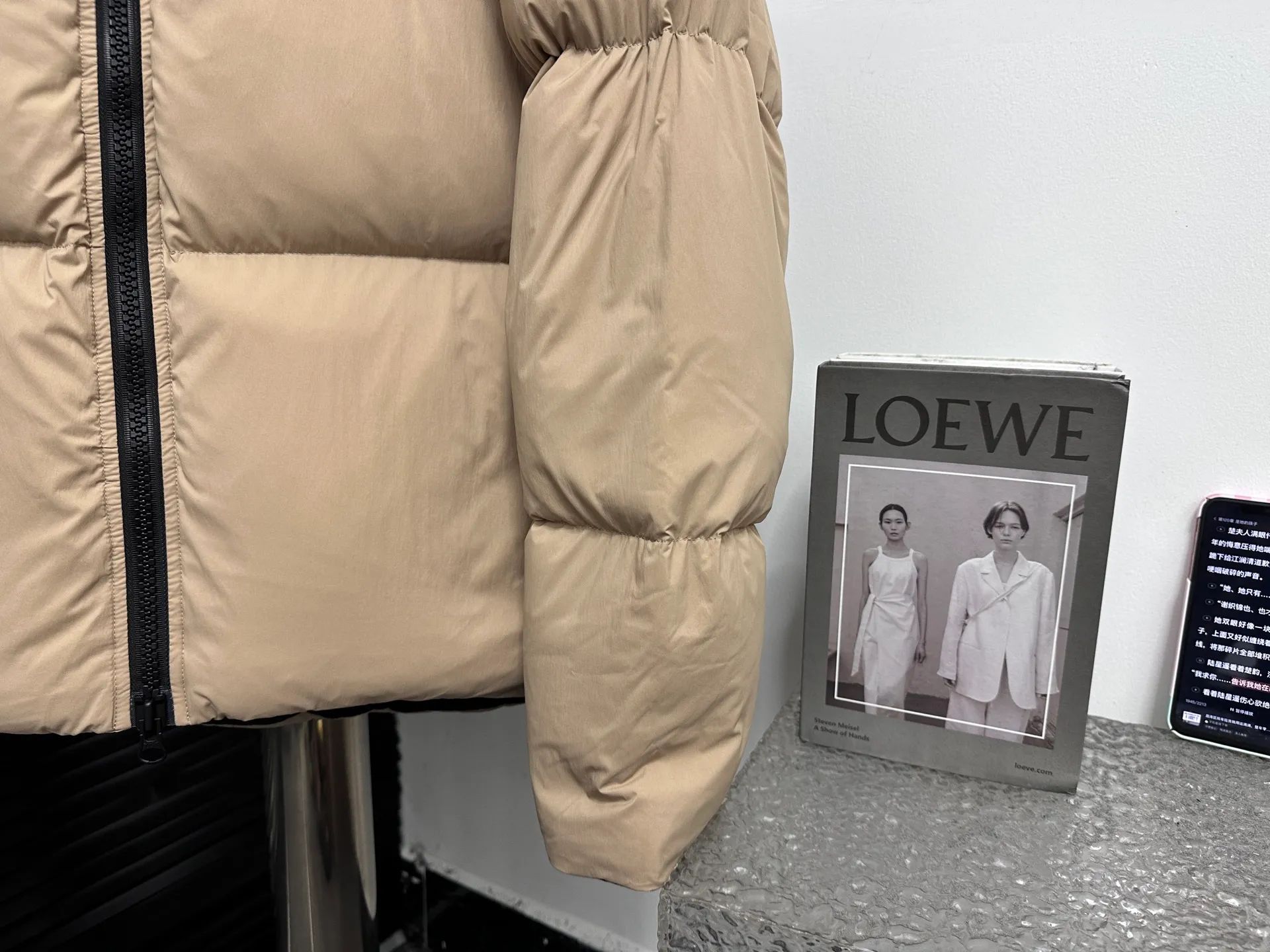 P840 【Canada gooes】Large Goose Sleeve Stand Collar Down Jacket Lawrence down jacket provides basic protection for daily adventures. Delicately soft fabric, this is a water-repellent fabric that is soft to the touch yet durable. Filled with extremely fluffy white duck down. This piece has a quilted body and structured down. Padded collar and reflective double-stripe grip tape. Extended hem and tucked-in inner rib-knit cuffs. Size: XS-2XL
